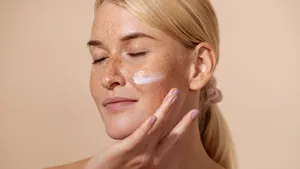 Vrouw is bezig met haar skincare.