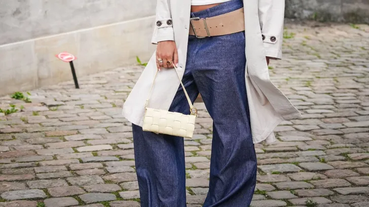 Vrouw in stijlvolle look.