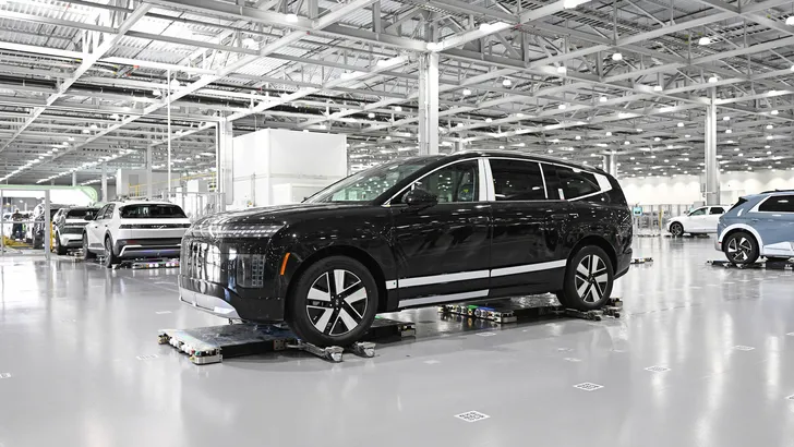 Deze Koreaanse parkeerrobots tillen je auto op en zetten hem centimeters naast de volgende