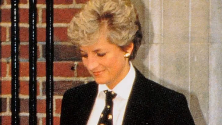 Wut? Prinses Diana vermomd als man in een homobar