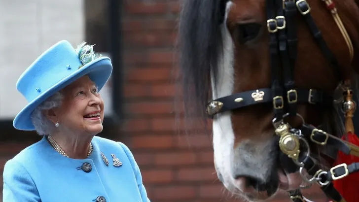 Queen doopt paard, heeft pret met Charles