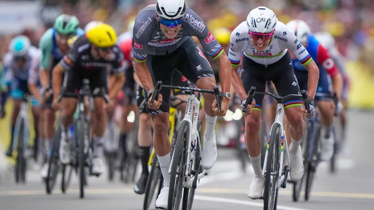 Mathieu van der Poel steekt erbovenuit in het peloton. Dat maken ook zijn teamgenoot mee op trainingskamp. Michel Cornelisse deelt een heerlijke anekdote.