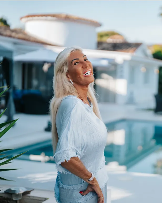 Caroline poseert in witte jurk voor haar B&B in Estepona, aan de Costa del Sol in Spanje voor B&B Vol Liefde 2026. 