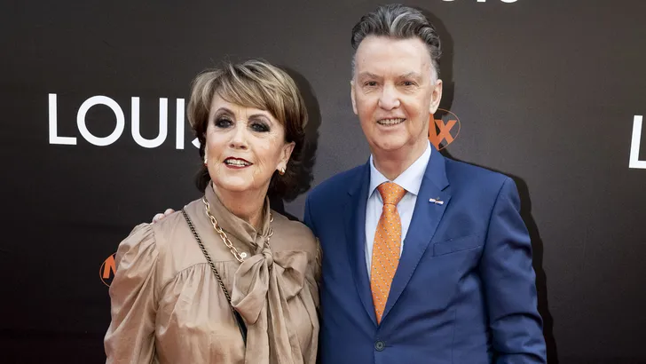 Truus van Gaal en de oranje onderbroek van bondscoach Louis!