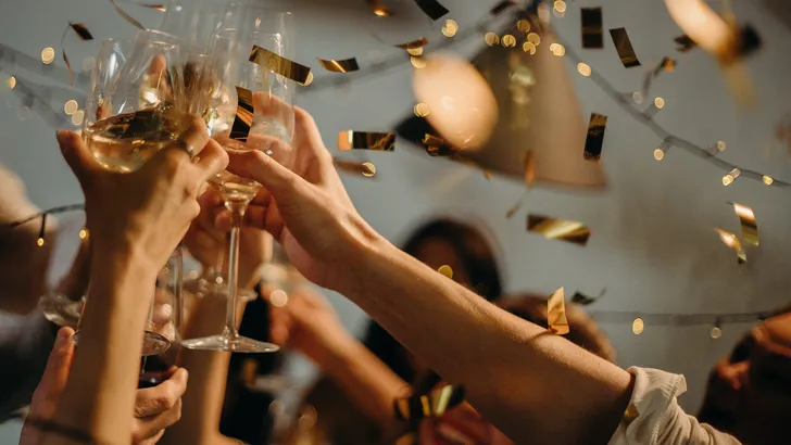 Afbeelding van geheven champagneglazen