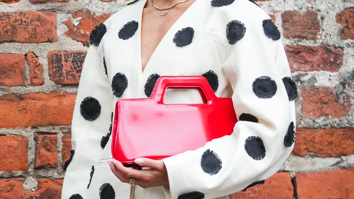 Deze trendy blouse met stippen is een must in je kast – en kost nog geen €10 bij Wibra!