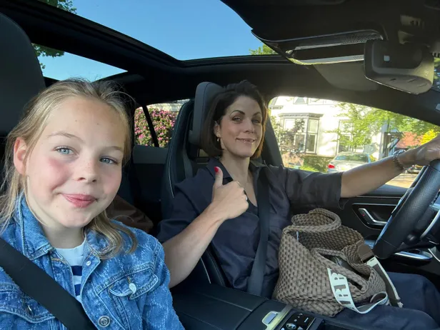 Annelies en haar dochter onderweg naar schoolkamp 