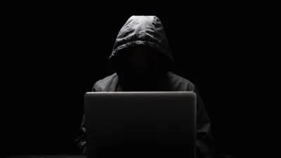Ter illustratie: een anoniem iemand achter de laptop.