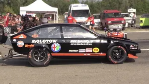 VIDEO: supercharged MOPAR V8 Alfa Romeo GTV gaat los op dragstrip