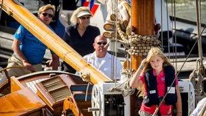 7 x in de wacht voor de troon  