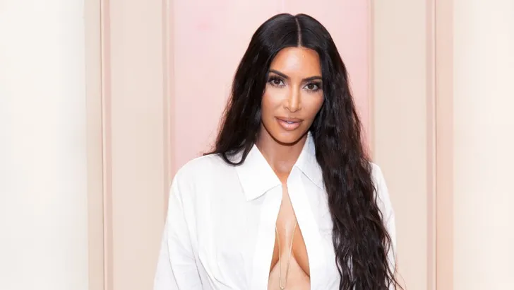 Kim Kardashian huilt om 'dikke' achterwerk