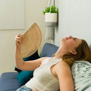 Vrouw heeft het warm in de zomermaanden.