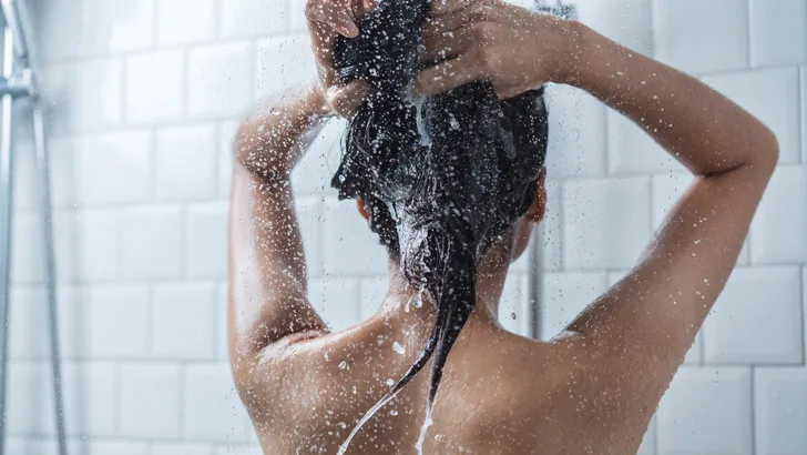 Waarom je je haar zou moeten wassen met koud water