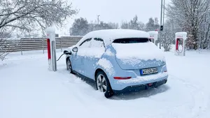 Huurauto blokkeert al sinds kerst een Tesla-laadstation in Duitsland en de rekening loopt op tot duizenden euro's