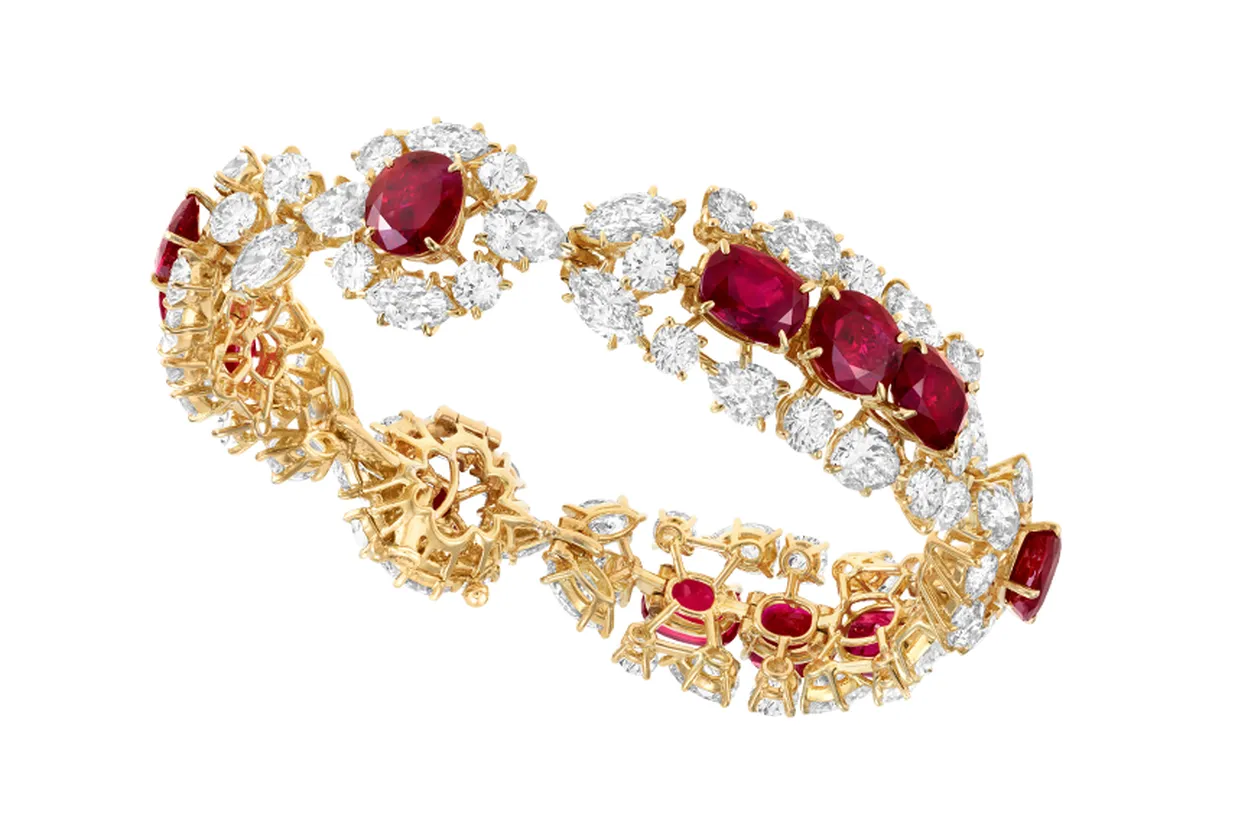 Armband (1974) uit de Heritage collection | Geelgoud, robijnen en diamanten | © Van Cleef & Arpels