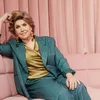 Angela de Jong over jeugd: 'In dat bekrompen dorp was de televisie mijn venster op de wereld' | Nouveau