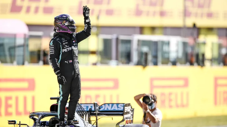 Mamma Mia! Lewis Hamilton wint in de chaos van Mugello