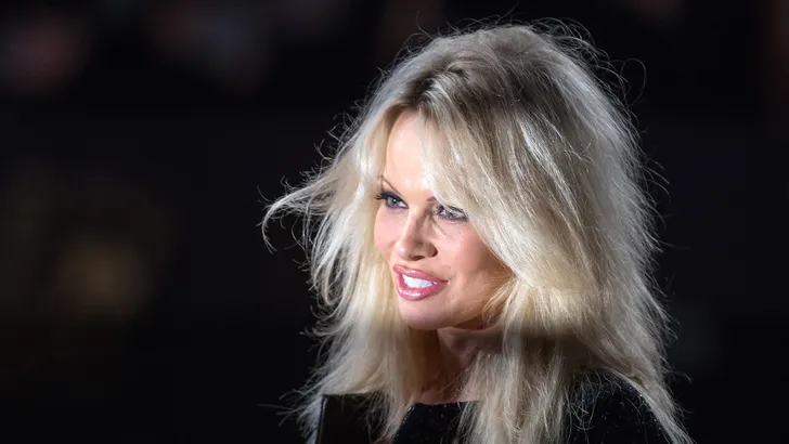 Pamela Anderson uit de kleren voor pikante fotoshoot