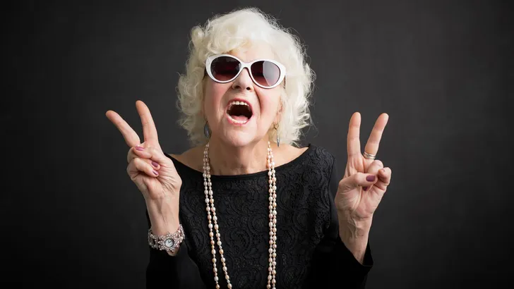 79-jarige oma rijdt Formule 1