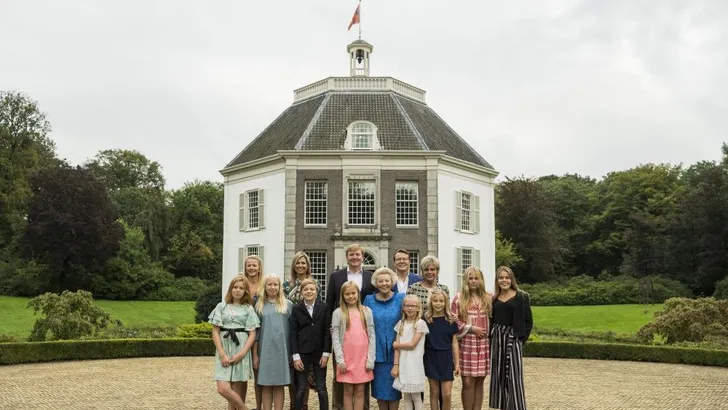 Jarige Beatrix trakteert op foto's met de kleinkinderen