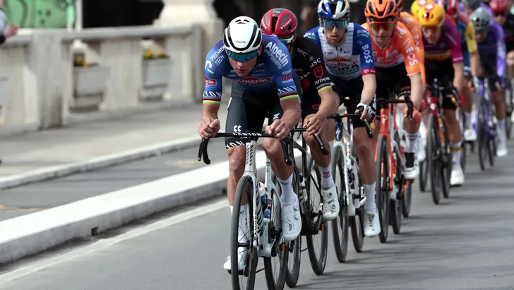 Mathieu van der Poel besloot op de slotdag van Tirreno-Adriatico nog even zijn benen te testen in aanloop naar Milaan-Sanremo. Wie daar minder blij mee waren: de sprinters.