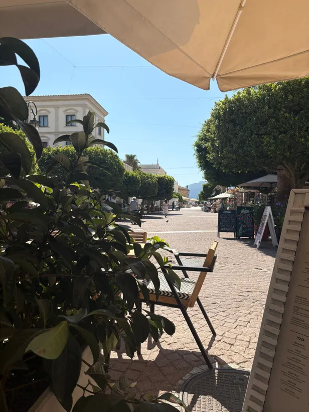 Bezoek aan Zakynthos Stad. Gezellige straatjes, kleurrijke pleintjes en een beetje chaos, maar dat is juist leuk. Slenter langs de haven en stop zeker voor een drankje op het San Marco-plein.