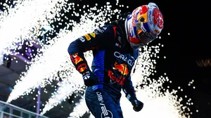 Max Verstappen doet 'Lightning McQueen'-impressie (video)