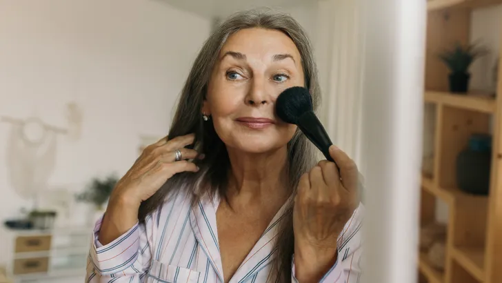 Droom je van een frisse, gelifte look? Het geheim zit in je blush-techniek. Ontdek de simpele truc van de pro's voor een jeugdige uitstraling.