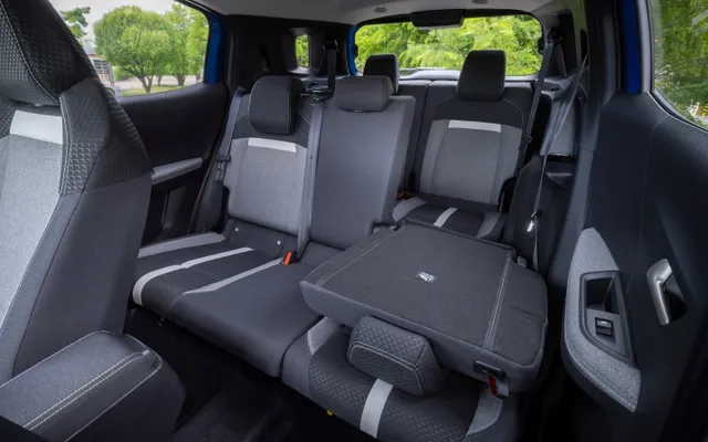 De afzonderlijk neerklapbare stoelen maken het mogelijk om de indeling aan te passen aan het aantal passagiers en de hoeveelheid bagage.