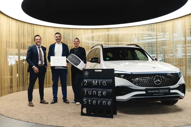 De ‘Junge Sterne’ werd in de Mercedes-Benz-vestiging in München overhandigd aan de nieuwe eigenaar Harun Önem door Kirsten Ehrlich, hoofd product- en verkoopmanagement gebruikte auto’s bij MBD, samen met verkoopleider Francesco Patacca (links).