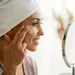 Vrouw bezig met haar skincare.