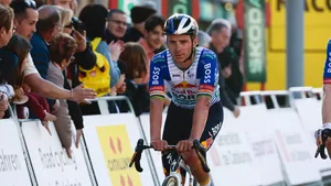 Remco Evenepoel komt over de finish.