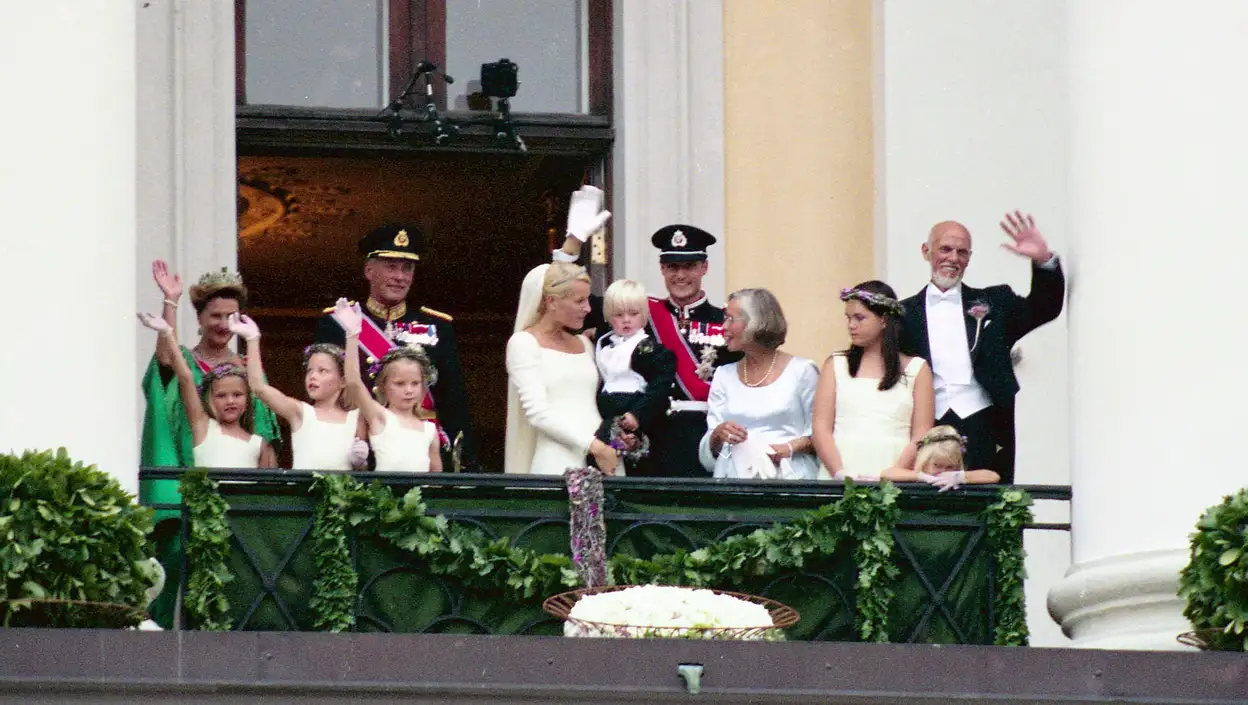 Huwelijk van prins Haakon en prinses Mette-Marit. Balkon-scène met de Noorse royals en bonuszoon Marius Borg Høiby.