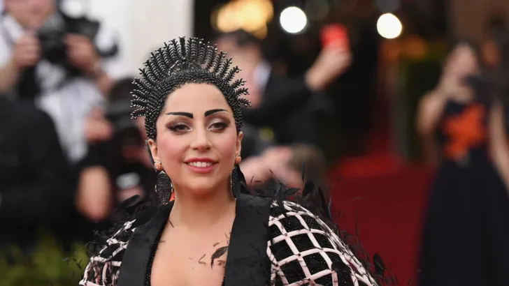 Lady Gaga in doorschijnend jumpsuit