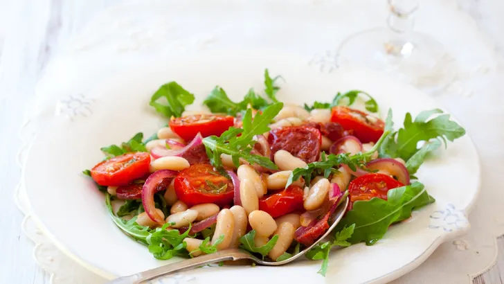 Recept: tomaten-zwartebonensalade met komijndressing