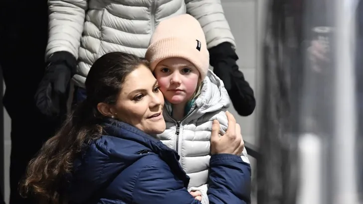 Zweden: Victoria en Estelle knuffelen wat af
