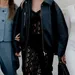 3 vriendinnen in modieuze outfits tijdens fashion week.