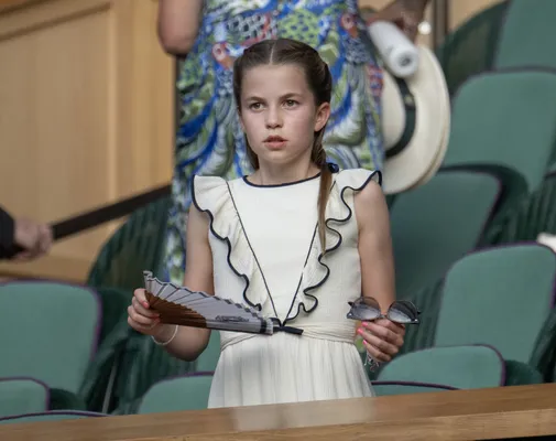 De prinses droeg haar haren in haar bekende vlechtjes.