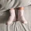 Einde aan de discussie in de slaapkamer: dit is waarom sokken in bed officieel beter zijn voor je nachtrust | Gezondnu