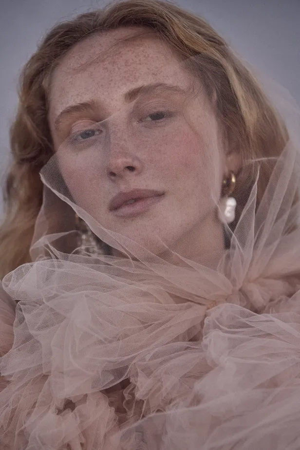 Jurk: Zimmerman | Rok als sluier: Lisa the Label | Oorbellen: Margaux Studios 