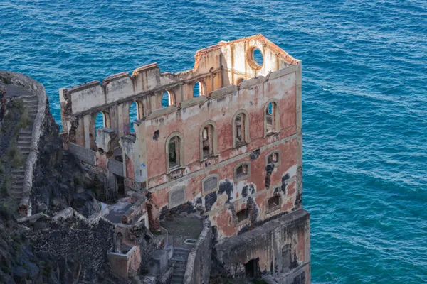 Van high-tech wonder tot adembenemende ruïne. Een vergeten geschiedenis aan de Spaanse kust.