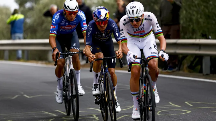 Mathieu van der Poel, Tom Pidcock en Tadej Pogacar in duel op de cipressa in Milaan-Sanremo.