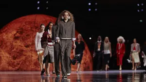 Foto van modellen op de catwalk bij Chanel's ready-to-wear-collectie voor het voorjaar van 2026. Dit was de eerste collectie van Matthieu Blazy als Creative Director.