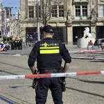 Brandende auto op De Dam