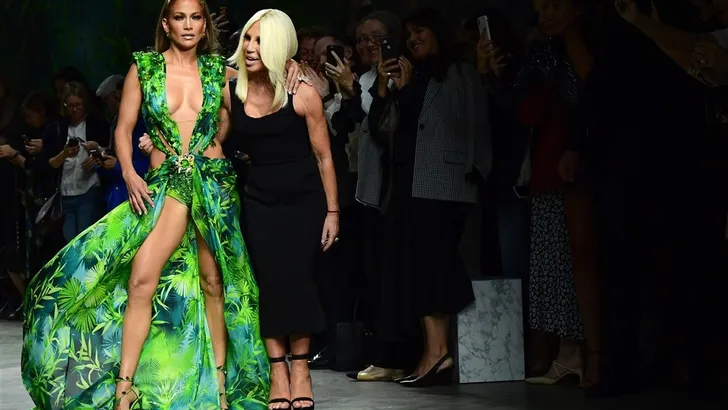 Jennifer Lopez scoort staande ovatie met jurk uit 2000