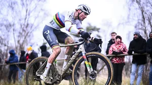 Mathieu van der Poel gaat in 2026 verder waarmee hij in 2025 eindigde: winnen. Hij kreeg in Baal de nodige tegenstand van Emiel Verstrynge, maar was uiteindelijk verreweg de beste.