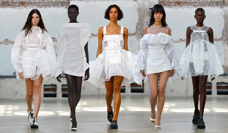 De little white dress is de onmisbare zomertrend van 2026