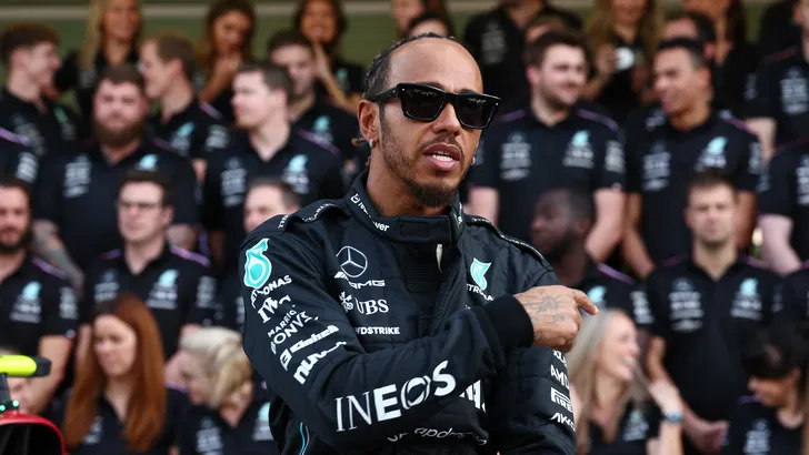 Teamfoto Mercedes 'te blank' voor Hamilton: 'Er zijn maar drie mensen van kleur'