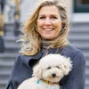 Ha! Hondje Mambo fungeert als photobomb tijdens poseermoment van Máxima | Beau Monde