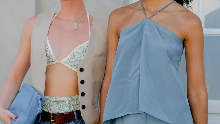 Vriendinnen met zomerse outfits aan.